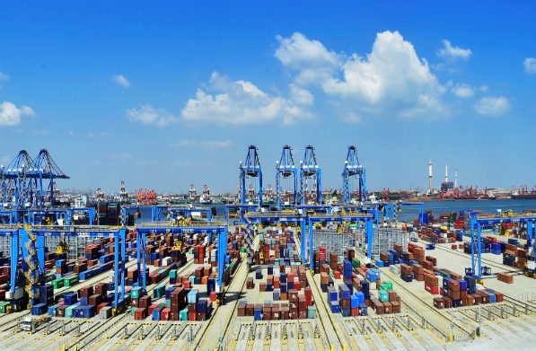 面對日益全球化的挑戰(zhàn)，我們需要不斷創(chuàng)新和提升國際物流的水平