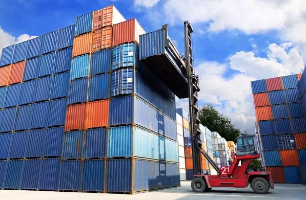 海運物流作為國際貿易的血脈，正經歷著前所未有的變革與挑戰